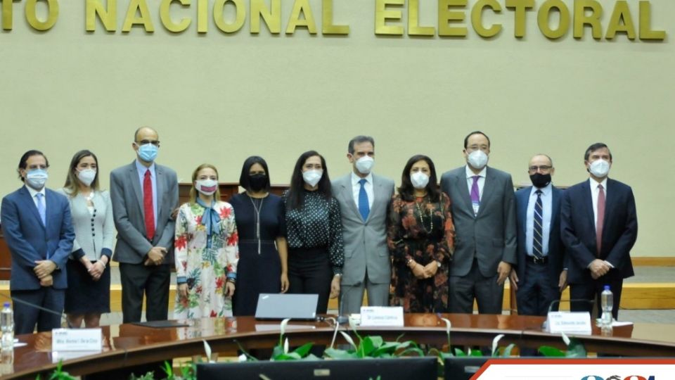 CUSTODIA. El equipo de consejeros electorales, encabezado por Lorenzo Córdova, se reportó listo para los comicios del domingo. Foto: Cuartoscuro