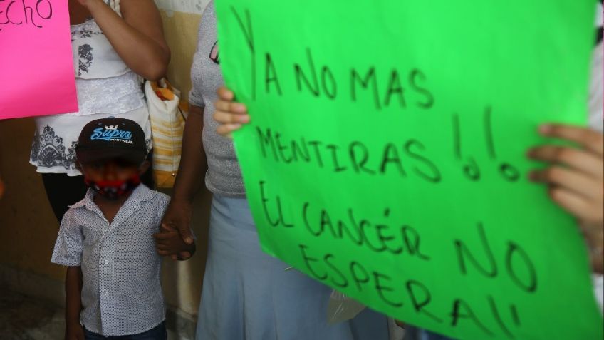 Familiares de niños con cáncer bloquean AICM; piden renuncia de López-Gatell y resolver desabasto