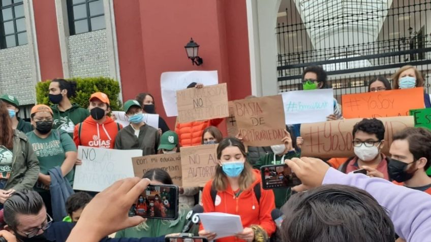 Estudiantes protestan para pedir la salida de los elementos de Seguridad Pública de la UDLAP