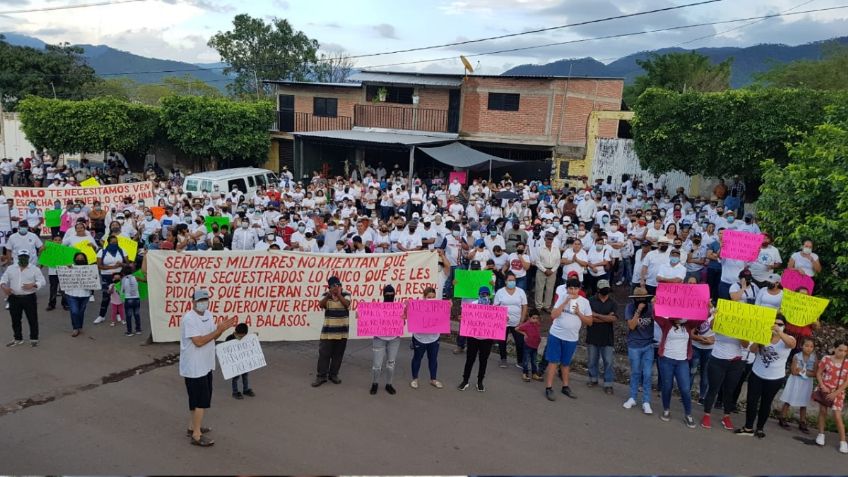 Marchan en Aguililla: Piden paz, carreteras libres y energía eléctrica 