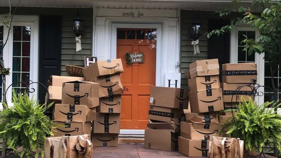 La mujer recibió 150 paquetes de Amazon en la puerta de su casa. Foto: CNN