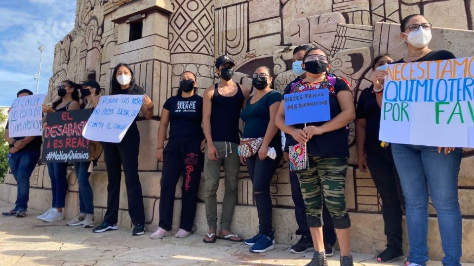 Los padres de familia protestaron en el Monumento a la Patria de Mérida. Foto: Especial