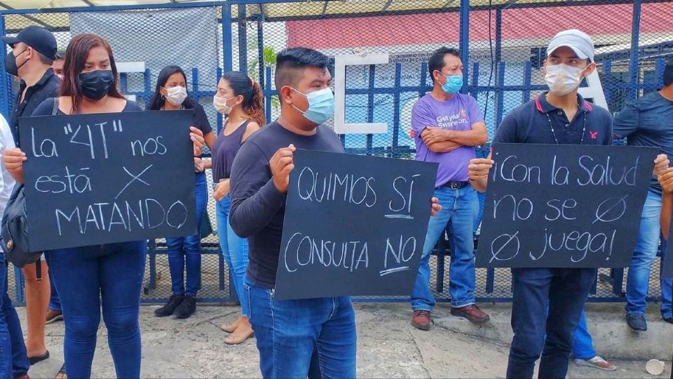 Los inconformes protestaron frente al Instituto Estatal de Cancerólogia. Foto: Especial