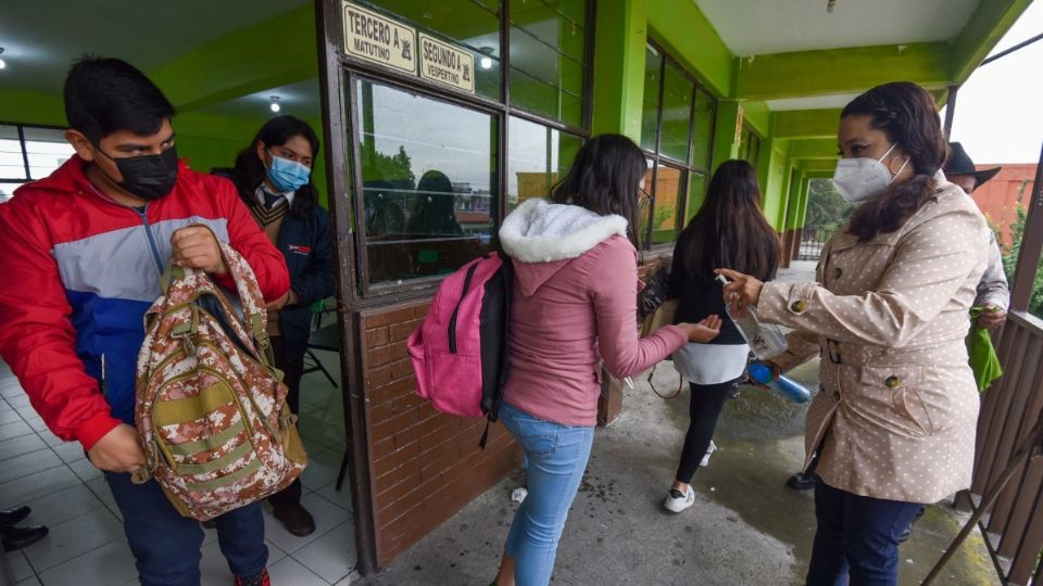 López Obrador destacó que no se obligará a los padres de familia a mandar a sus hijos a la escuela, por eso se van a mantener los programas de educación a distancia. FOTO: Cuartoscuro