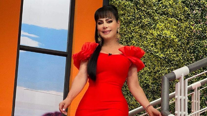 Maribel Guardia presume sensual vestido rojo pero es criticada por enorme tocado de flores