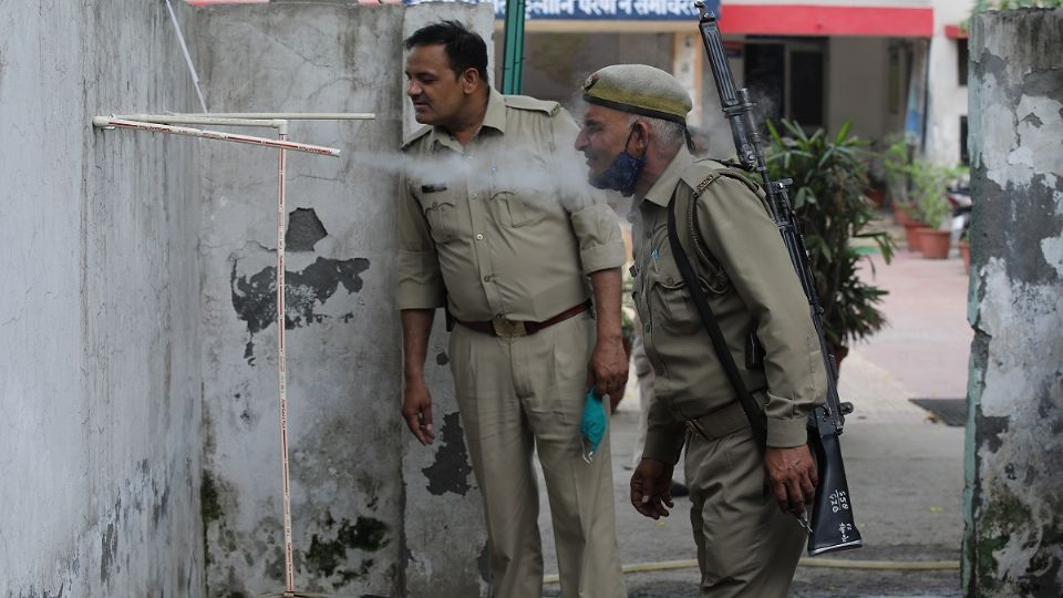 Policías de India inhalan vapor de hierbas, como medida preventiva contra el COVID-19. Foto: EFE