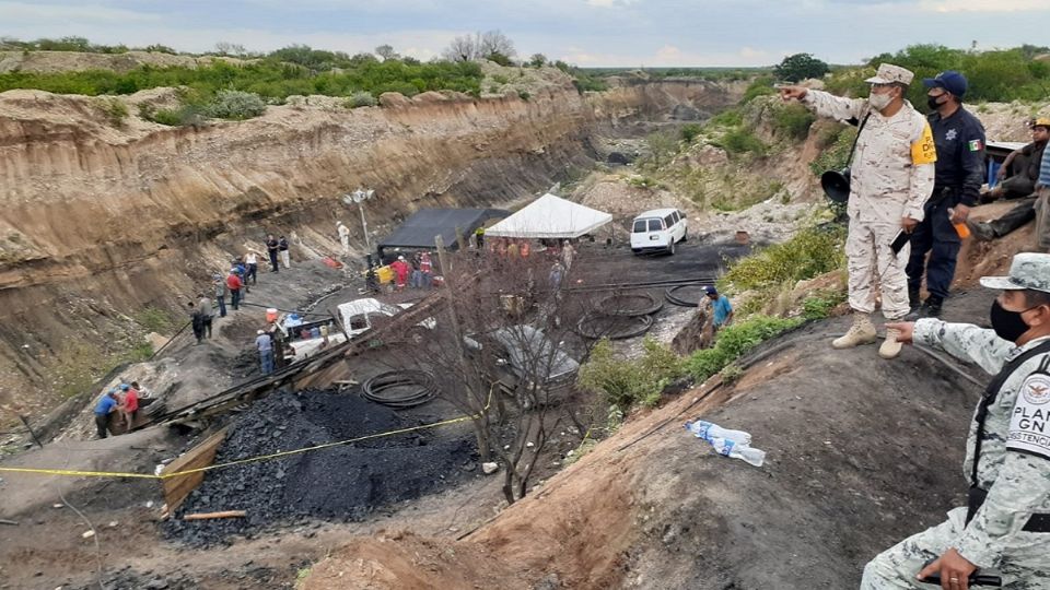 SIN DESCANSO. A marchas forzadas, personal de los tres niveles de gobierno trabajan para rescatar a los mineros. Foto: Especial