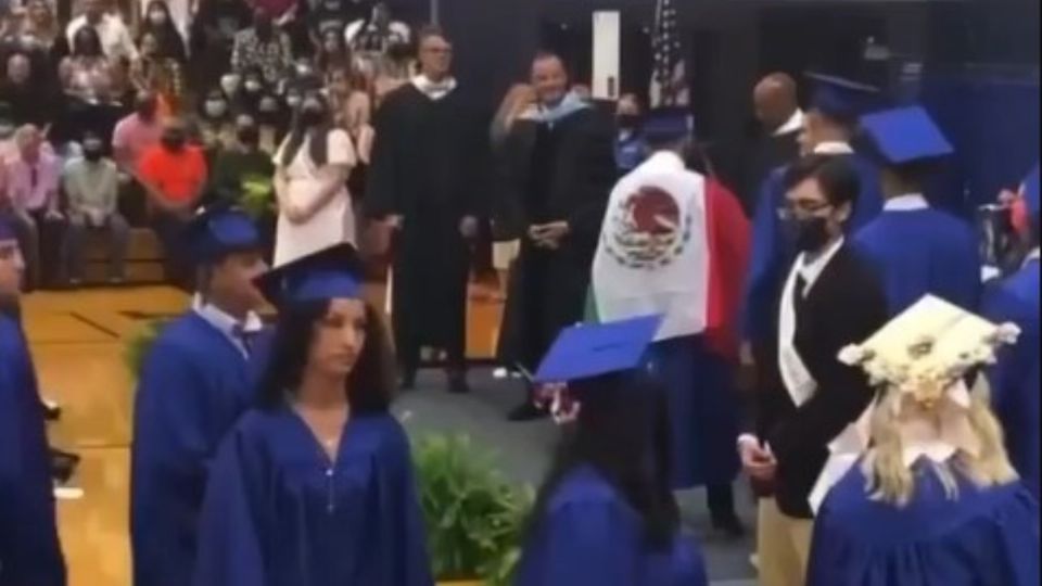 La escuela a secundaria señaló que se le negó la entrega del diploma a este joven argumentando una falta al código de vestimenta. FOTO: ESPECIAL