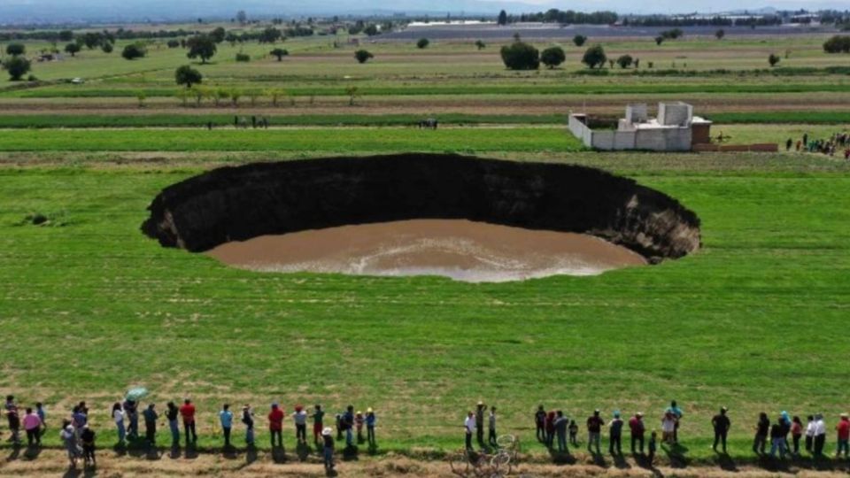 El inmenso socavón de más de 90 metro de diámetro ah despertado la curiosidad entre los habitantes de la región poblana. FOTO: Captura de pantalla