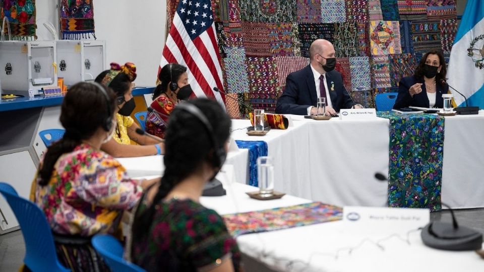 Kamala Harris se reunió con líderes sociales de Guatemala. Foto: AFP