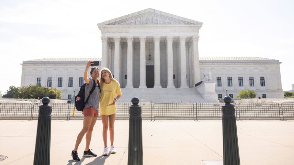 Turistas pasean por la plaza del Tribunal Superior de EU. Foto: AP