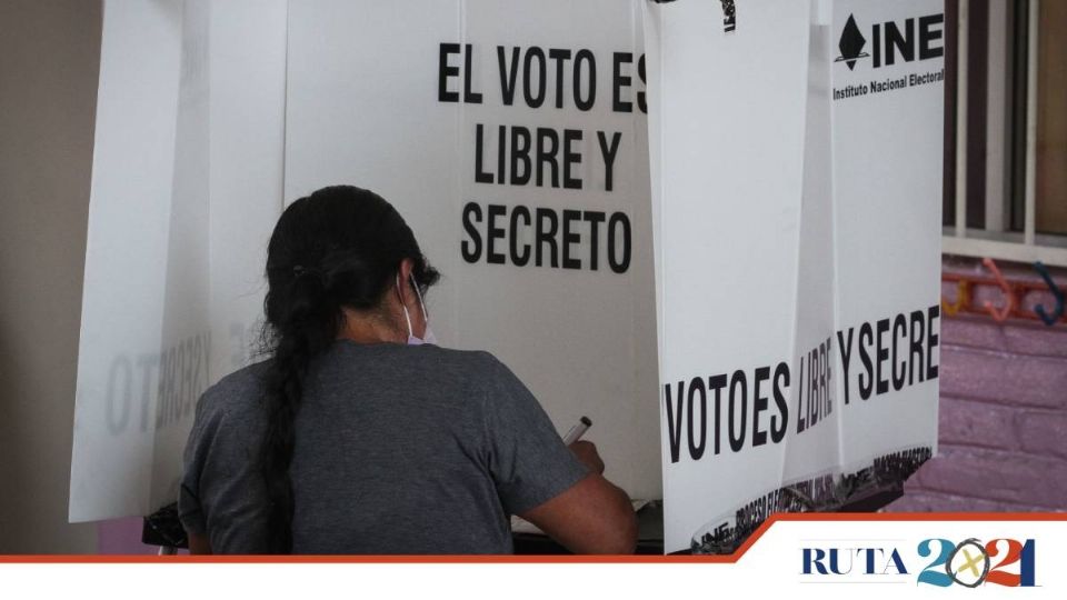 Una mujer acude a las mesas de votación para emitir su sufragio en esta jornada electoral.