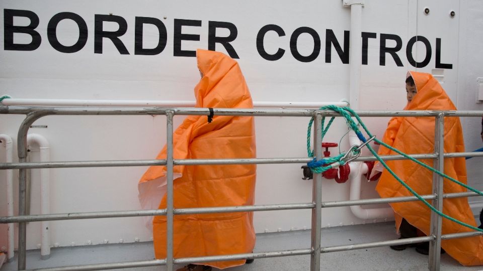 AFECTADOS. Miles de pequeños migrantes permanecen en centros de detención en EU, esperando reunirse con sus familias. Foto: AP