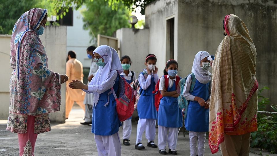 PAKISTÁN. Estudiantes retornan a las aulas bajo estrictas medidas de sanitización. Foto: AFP