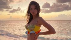 Emily Ratajkowski luce colorido bikini de Versace para el perfecto look de verano: FOTO