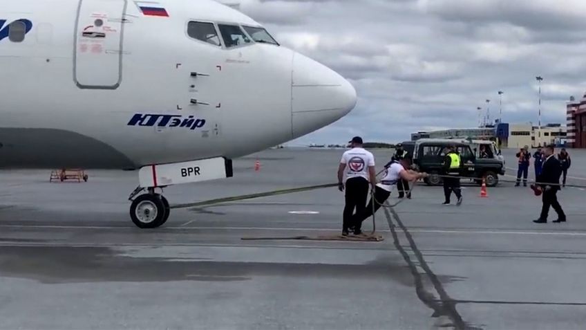 VIDEO: ¿Superhombre? Ruso arrastra un avión de 40 toneladas y rompe un récord increíble