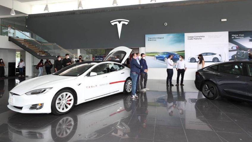 Llega Tesla a Yucatán y el gobernador manejó uno de sus autos