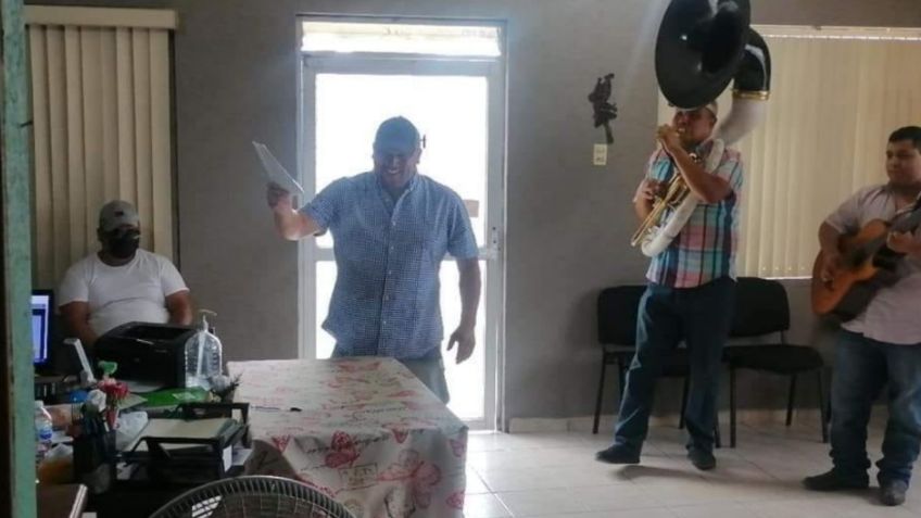 VIDEO VIRAL: Hombre firma su divorcio, feliz y con música de banda