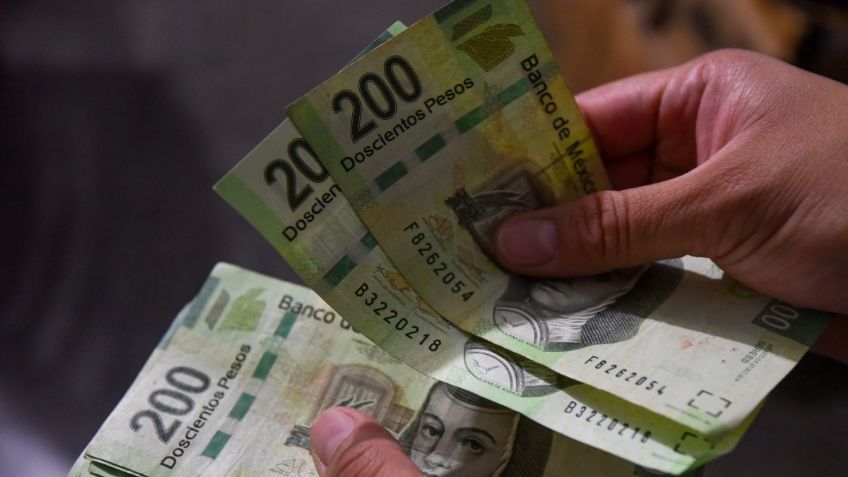 Peso mexicano cierra en más de 20 unidades por dólar