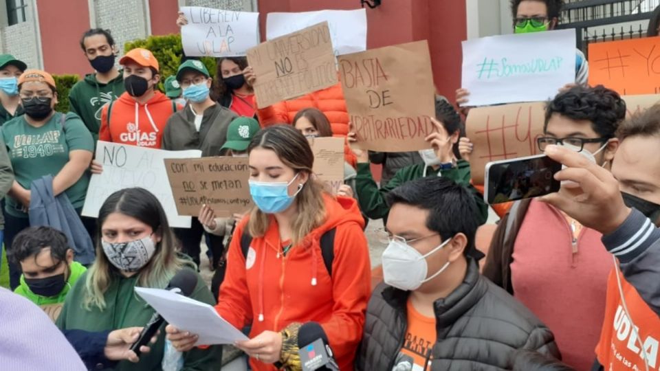 PROTESTA. Estudiantes de la UDLAP demandaron la salida de la policía de las instalaciones. Foto: Claudia Espinosa