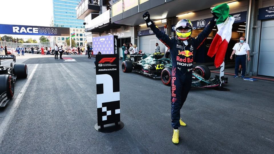 Checo Pérez durante su segunda victoria en la Fórmula 1. Foto: Twitter Red Bull Racing