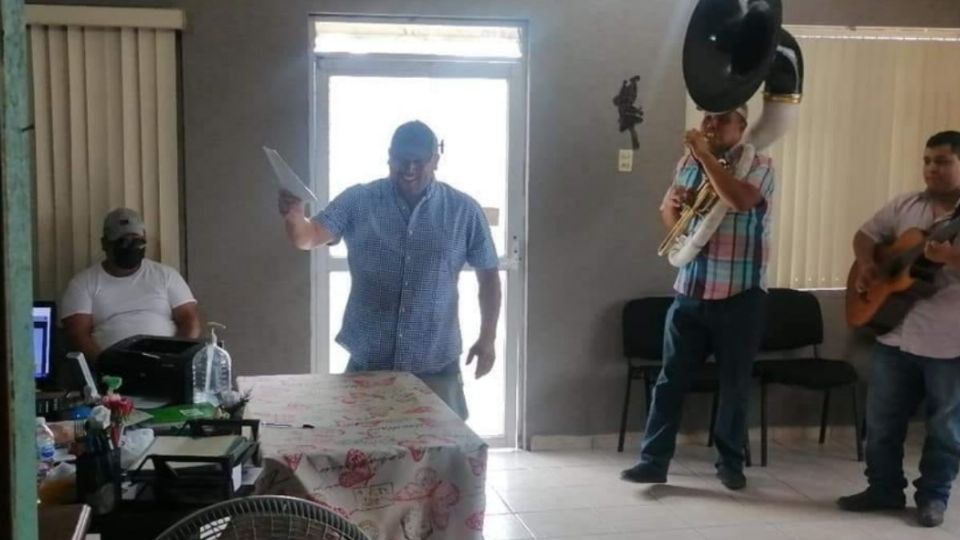 El hombre celebró con una gran sonrisa su divorcio. Foto: Cd acuña Coahuila