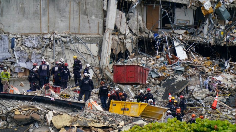 Suspenden búsqueda de víctimas de edificio colapsado en Miami. Foto: AP