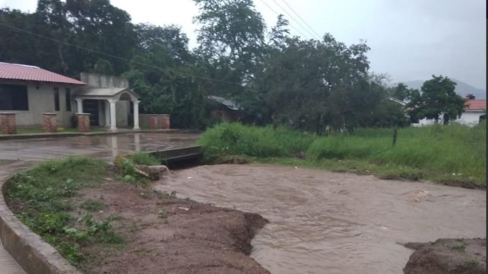 El desborde del río que circula por esas comunidades, causó inundaciones en calles y viviendas, donde se reportan cuantiosas pérdidas materiales. Foto: Archivo