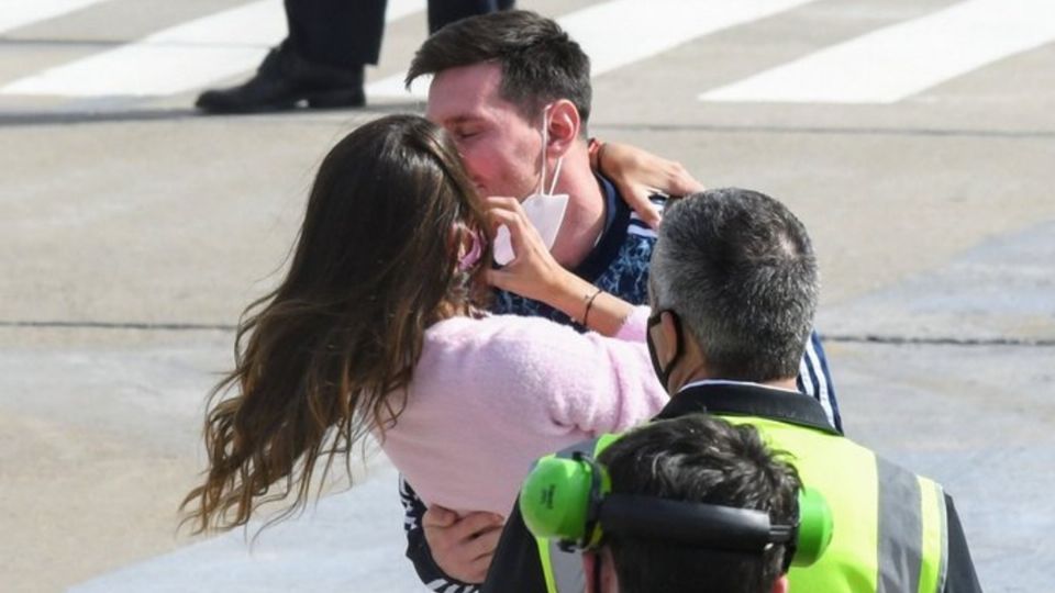 Lionel Messi y su esposa protagonizaron un emotivo momento en la pista de aterrizaje de las Islas Maldivas. Foto: Twitter @DiarioOle