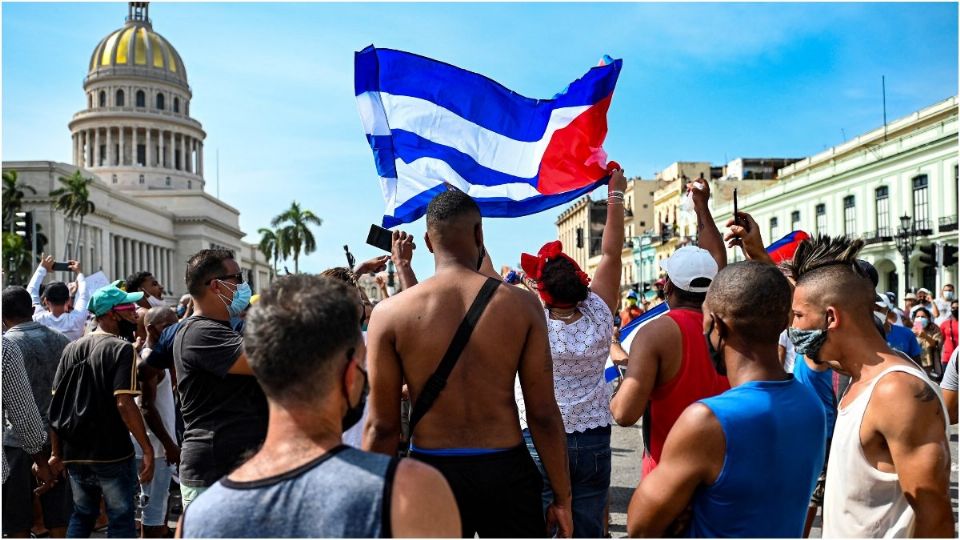 Manifestantes cubanos protestan a las puertas del Capitolio en La Habana
Foto: AFP