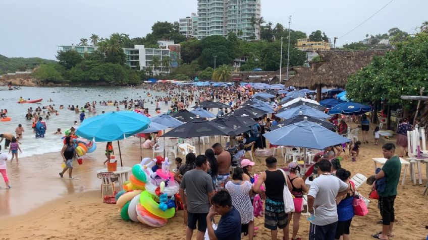 Turistas llenan Acapulco; cambian aforos y restringen acceso a playas