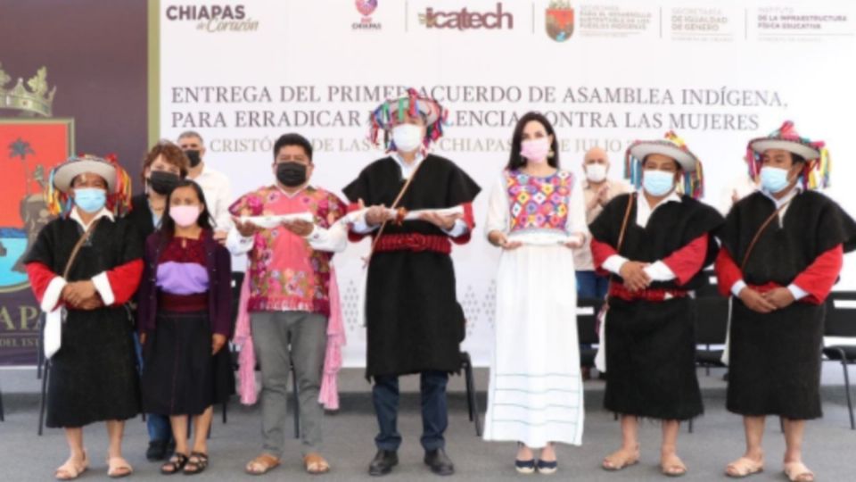 El gobernador recibió el Primer Acuerdo de la Asamblea Indígena para Erradicar la Violencia contra las Mujeres. Foto: Especial