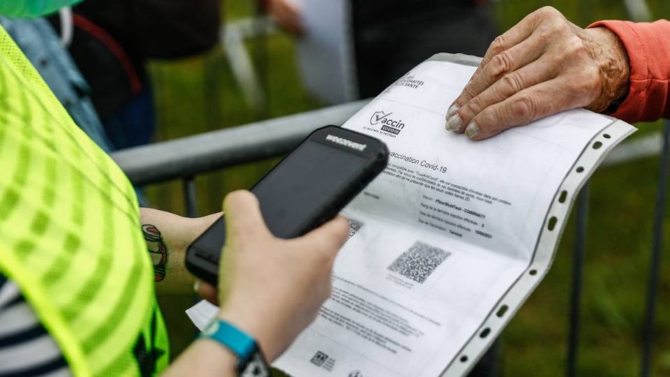 Será obligatorio para todas las personas de más de 12 años presentar el certificado covid. Foto: AFP