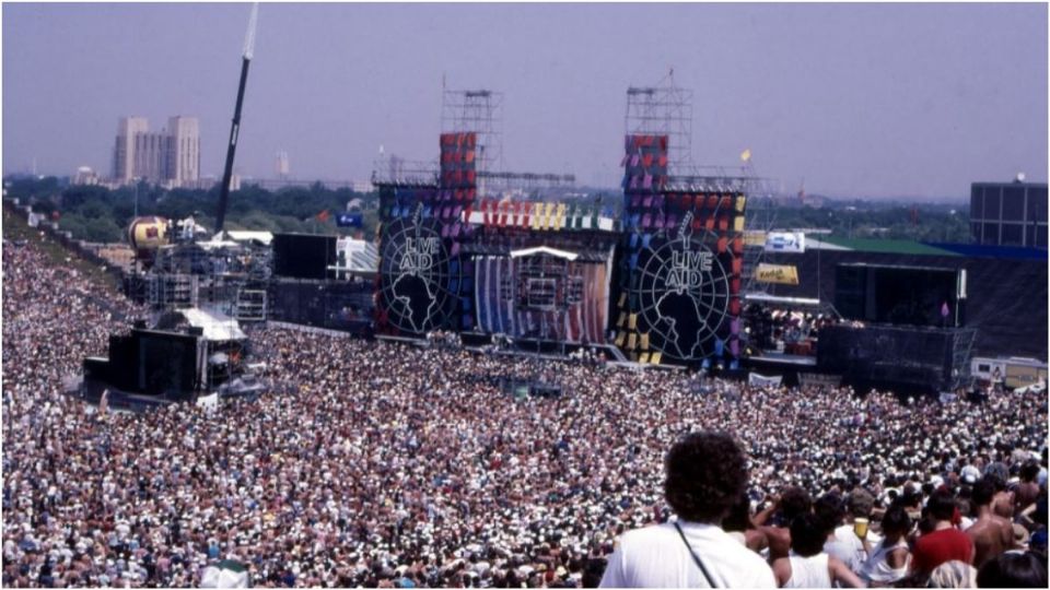 Asistentes al Estadio John F. Kennedy previo a la actuación de Madonna 
Foto: Especial