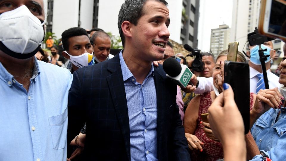 El líder opositor Juan Guaidó fue recibido por sus vecinos frente a su casa, en Caracas