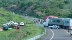 Guardia comunitaria bloquea Autopista Siglo XXI en Michoacán en rechazo al "desarme"