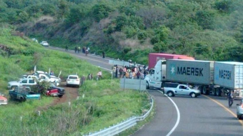 Guardia comunitaria bloquea Autopista Siglo XXI en Michoacán en rechazo al "desarme"