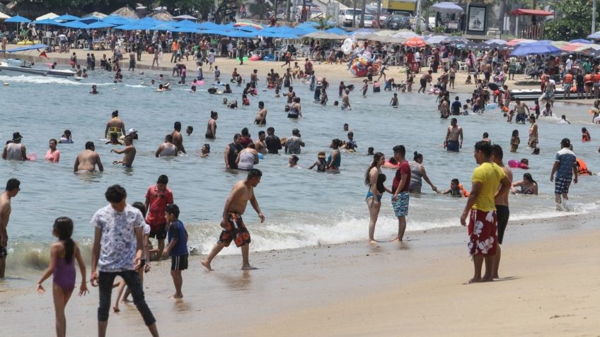 Vacacionistas inundan playas de Acapulco pese a tercera ola de Covid-19