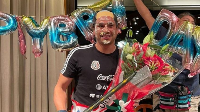 Memo Ochoa festeja su cumpleaños 36 en Japón; le organizan fiesta y pastelazo: VIDEO