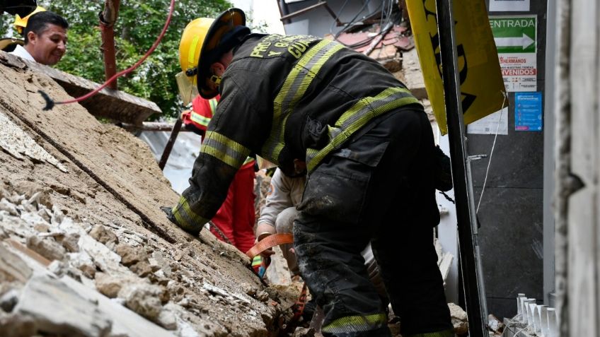 Desplome del techo de una zapatería en el centro de Guadalajara deja una mujer herida: VIDEO