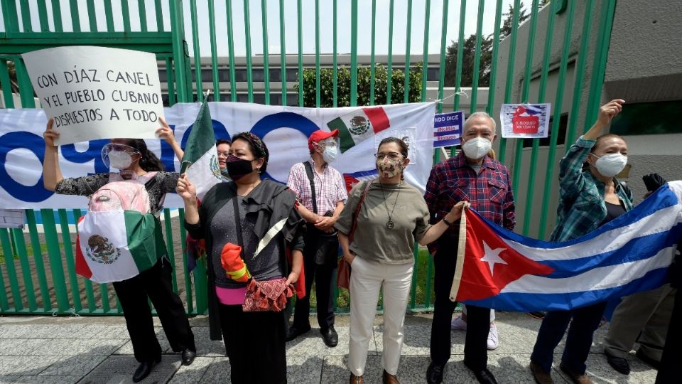 EN EL EXTERIOR. Apoyo frente a la embajada de  Cuba, en la Ciudad de México.  Foto:  AFP