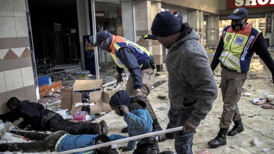 La escalada de violencia a tomado las calles sudafricanas con saqueos e incendios. Foto: AFP