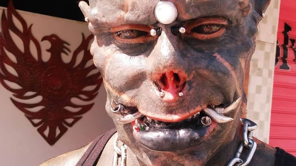 Tatuador brasileño busca convertirse en el 'Satán Humano' Foto: Especial