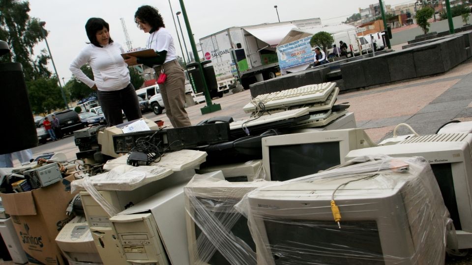 FUERTE IMPACTO. Los dispositivos terminan en la basura y tienen componentes dañinos al ambiente. Foto: Cuartoscuro