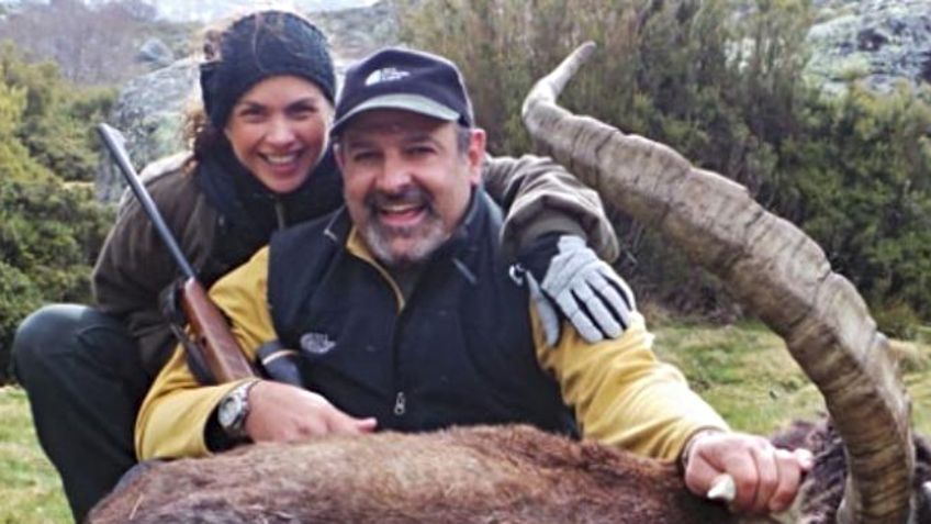 ¡Igual que Lucero! Así posa su hijastro Micho Kuri al lado de cadáver de una exótica especie: FOTO