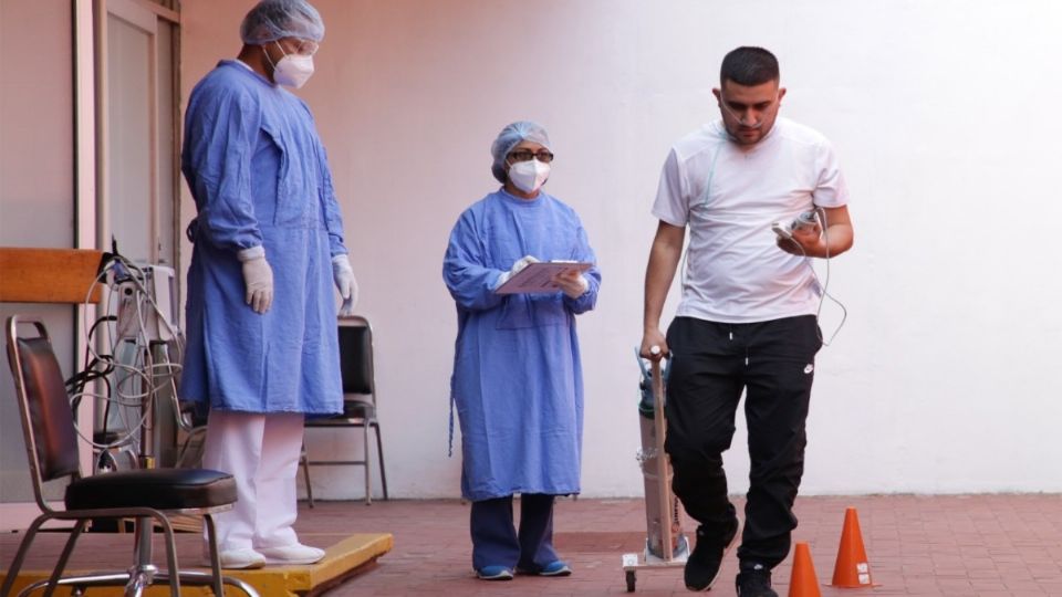 Personal preparado del IMSS ayuda en la rehabilitación a las personas recuperadas del Covid-19. Foto: Especial