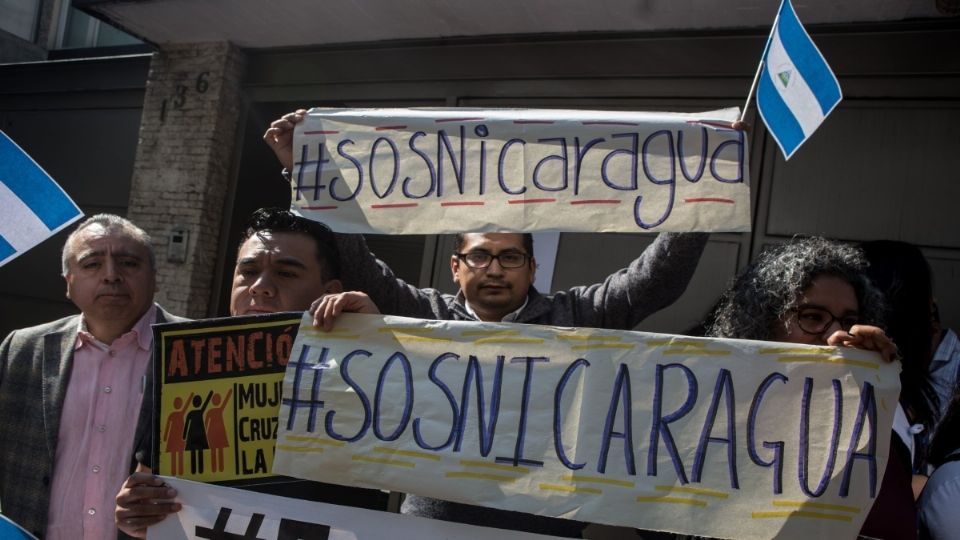 DESPLIEGUE. Policías nicaragüenses allanaron las oficinas de La Prensa. Foto: Especial