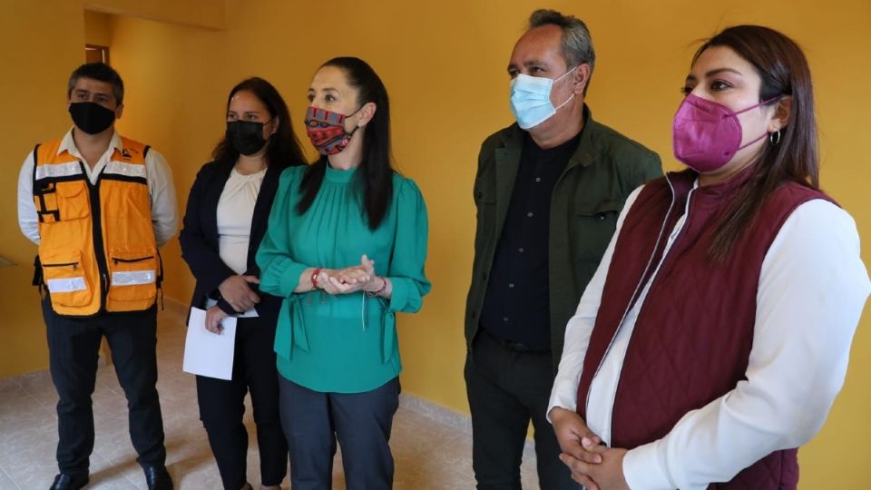 La jefa de Gobierno, Claudia Sheinbaum, anunció la llegada de Jabnely Maldonado a la Comisión para la Reconstrucción durante la entrega de viviendas en Tláhuac. Foto: Especial