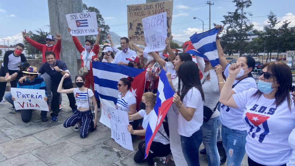 Entre baile y consignas, la comunidad cubana en Toluca, se solidarizó con las protestas