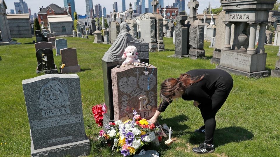 Una madre deposita flores sobre la tumba de su hija, quien falleció a los 21 años por una sobredosis.